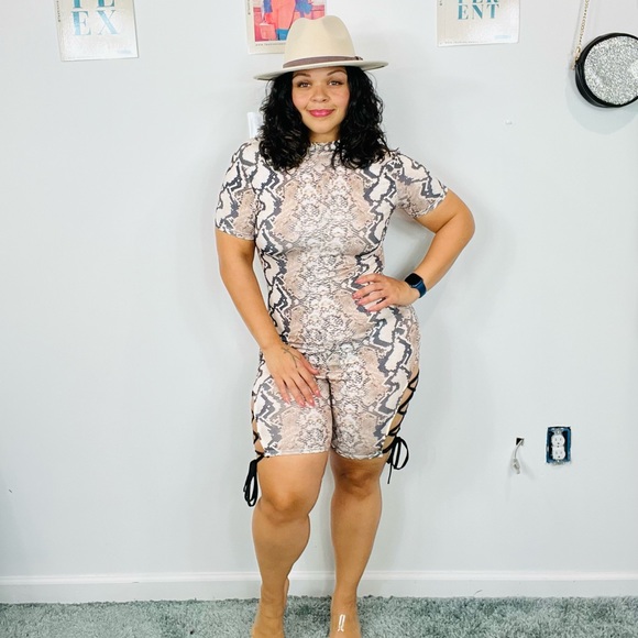 Scale up Short Romper: Small - Picture 2 of 7